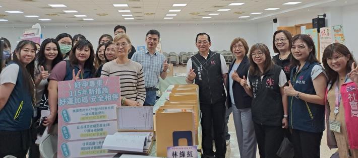社會局陳寶民局長及婦幼局杜慈容局長與同仁合影