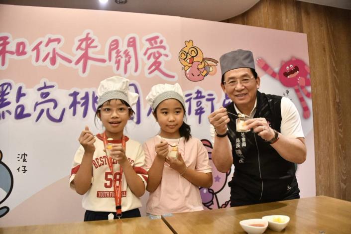 寶民局長與兒少合影留念