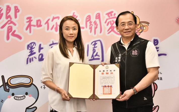 陳寶民局長致贈感謝狀，感謝饗賓集團用實際行動投入公益