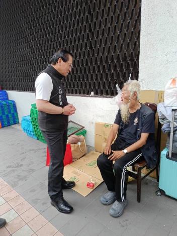 社會局除持續透過街友外展服務，主動掌握其需求，也將加強高溫期間的巡訪頻率