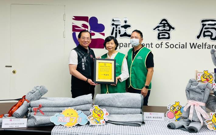 由陳寶民局長代表致贈感謝狀予簡天生紀念基金會