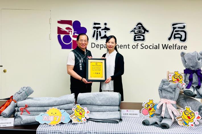 由陳寶民局長代表致贈感謝狀予社團法人中華高滲透水冷光照護協會