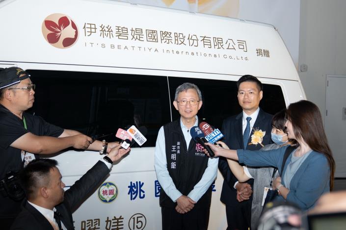 王明鉅副市長於捐贈復康巴士前接受媒體聯訪