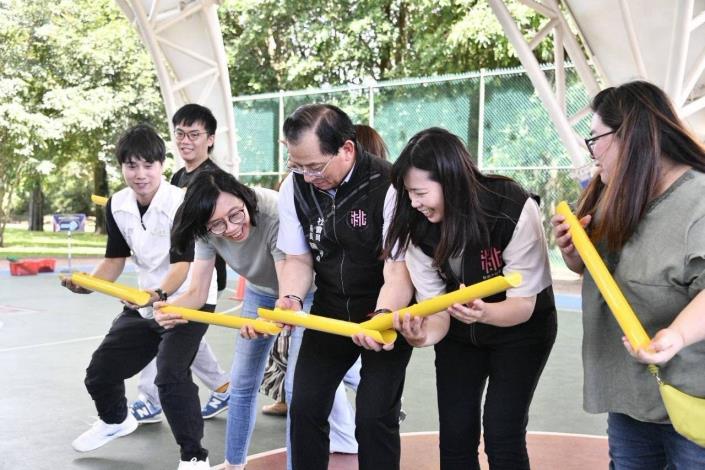 陳寶民局長與貴賓參與趣味競賽傳球