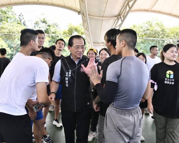 陳寶民局長與參賽少年互動並為選手加油
