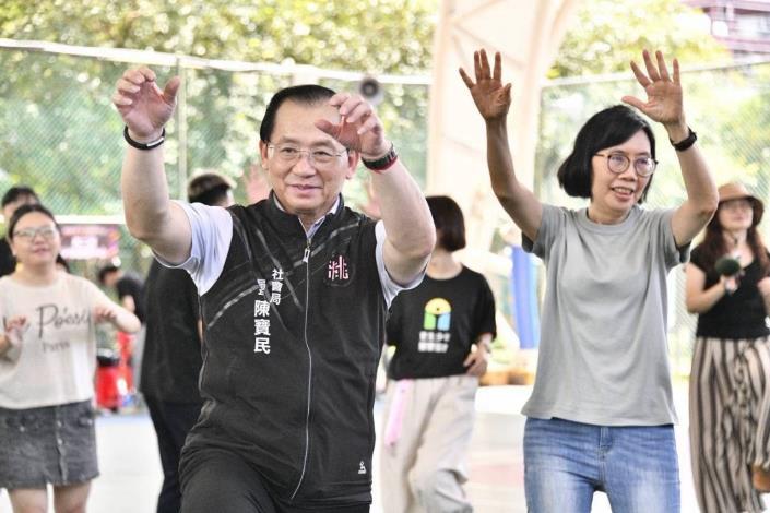 陳寶民局長與現場貴賓及參賽者一同熱身