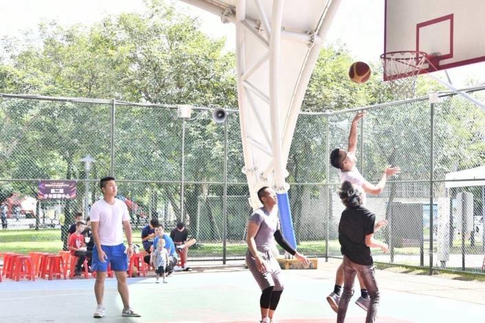 參賽選手於少年三對三籃球賽中展現活力