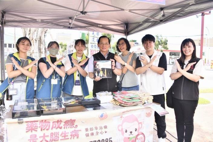 陳寶民局長與兒少福利宣導園遊會攤位人員合影