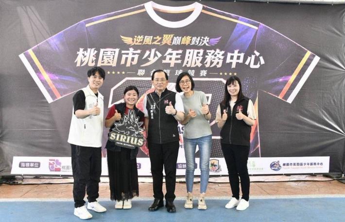 陳寶民局長與少年服務中心夥伴合影