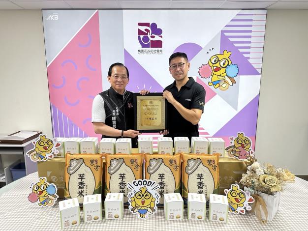 陳寶民局長代表致贈感謝牌