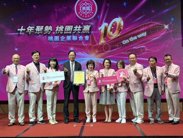 由張善政市長代表致贈感謝牌，表彰基金會善舉