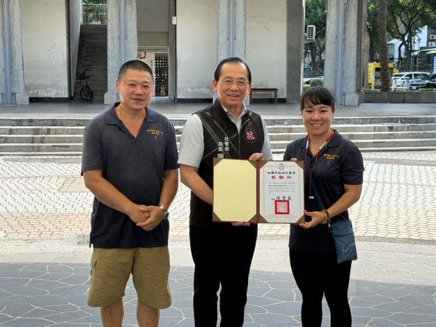 局長頒發感謝狀予豪潔計程車客運服務企業(善心單位)