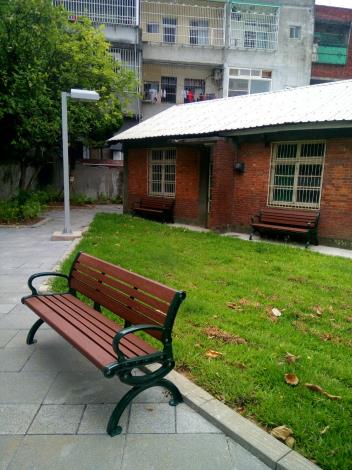公民會館後方種植草地，提供民眾享受寧靜閒暇的空間環境。