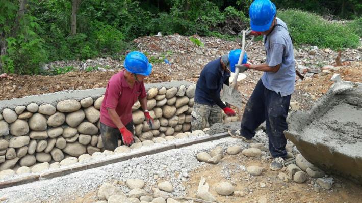 工程人員進行漿砌軟石護坡施工。