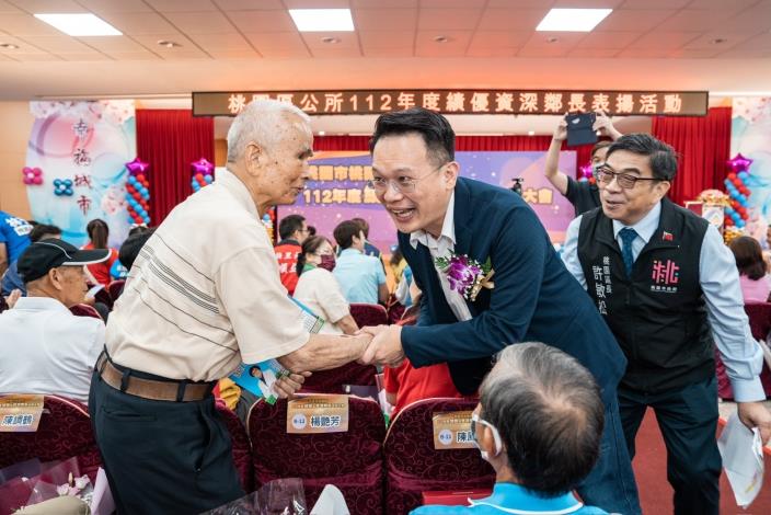 蘇俊賓副市長、許敏松區長親切地與高齡87歲的鄰長鄭賜鏈問候。