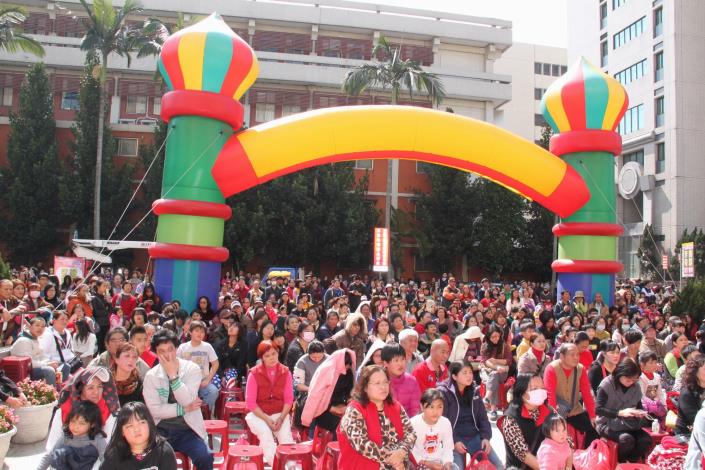 桃園區公所周六上午舉辦寒冬送暖，舞台上精彩節目及摸彩活動、參與人潮眾多。