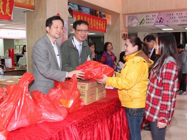 桃園市政府首席顧問黃適卓、桃園區長張世威發送物資給弱勢家庭，讓他們快樂迎新年。