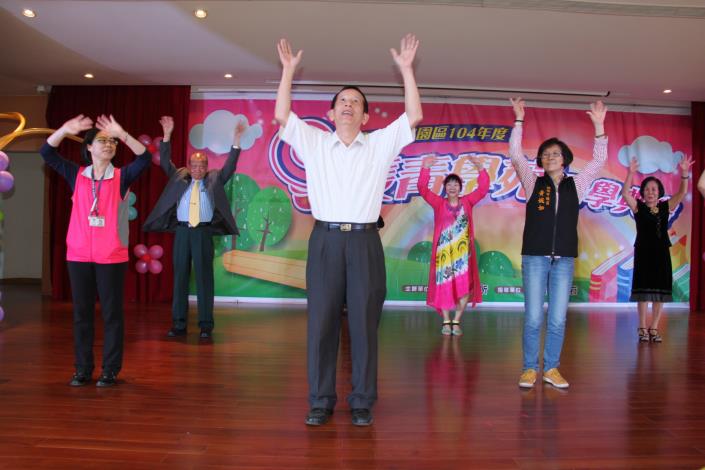 由帶動唱老師洪連慶邀請師資群帶領學員五百多人大跳「小蘋果」。