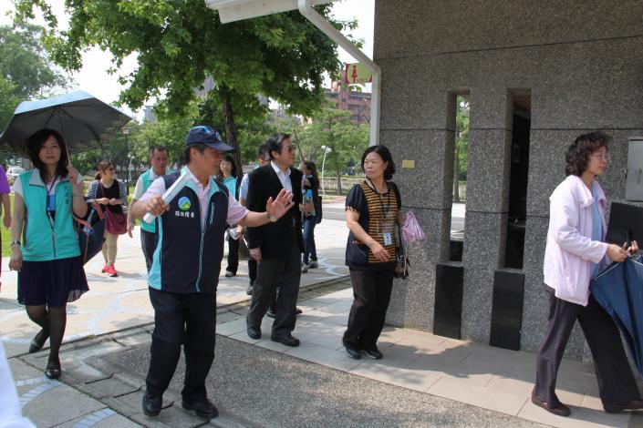 查核小組視察三民運動公園公廁，建議增設緊急鈴及衛生紙。
