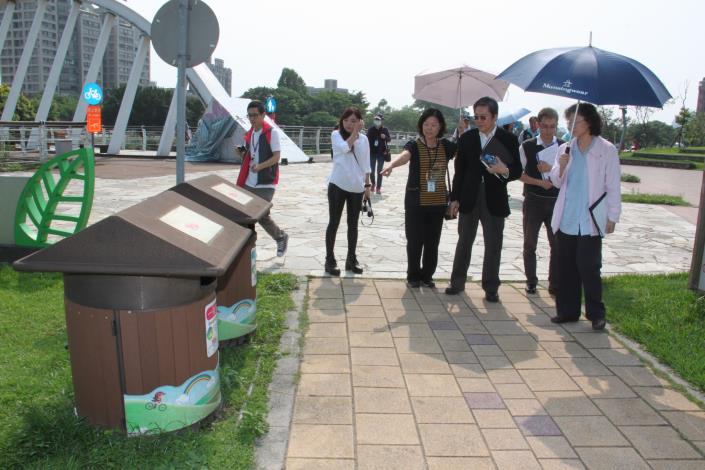 查核小組視察三民運動公園內增設垃圾筒。