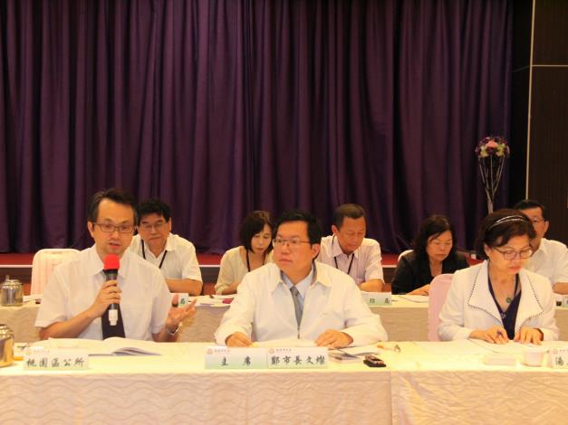 桃園區長張世威回覆里長提案問題。