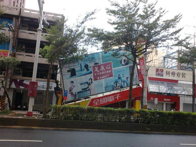 蘇迪勒颱風風勢驚人，造成路樹、廣告物倒塌。
