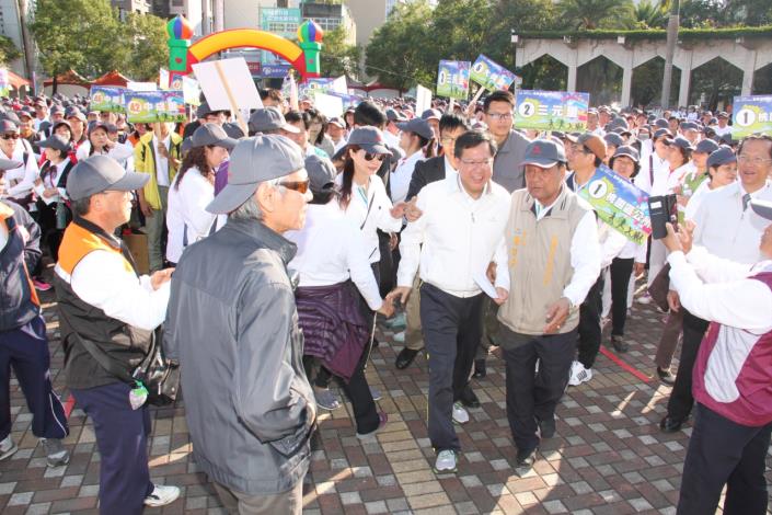 市民熱烈歡迎鄭市長共同健走。