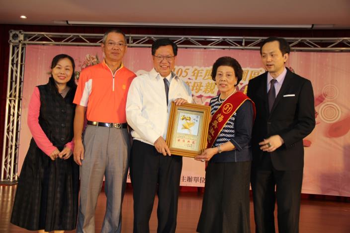 市長鄭文燦、區長張世威頒發「母儀典範獎牌」來肯定85歲模範母親楊吳淑婉。
