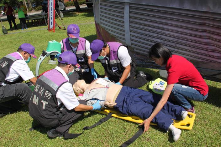 地震演練人員失去意識，消防人員搶救，實施CPR。