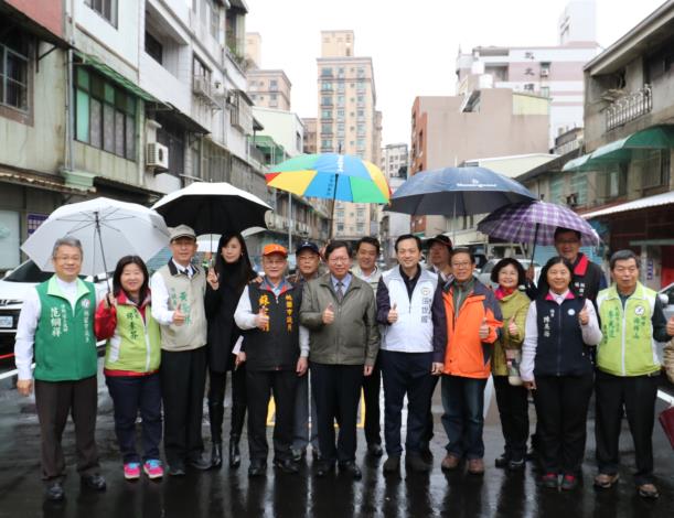 慈德街拓寬工程完工典禮，市長鄭文燦、區長張世威及民意代表合影。