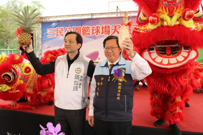 市長鄭文燦手持「好彩頭」、區長張世威手持「旺來」象徵著活動圓滿順利。