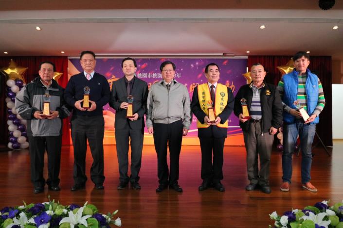 市長鄭文燦頒發刻有「熱心公益」獎座，來感謝慈善單位及個人的善舉義行。
