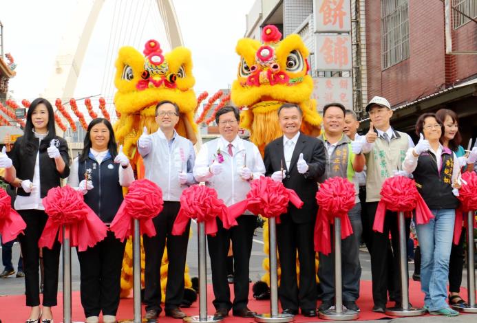 桃園市長鄭文燦在區長張世威陪同下出席桃園區新春橋完工通車典禮。