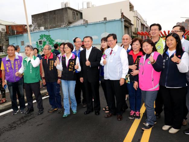 鄭市長與民意代表們共同視察新春橋。