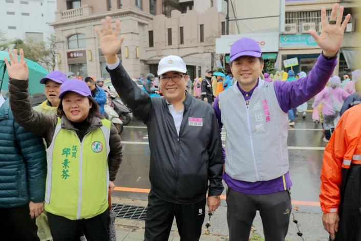 游建華副市長與張世威區長等，為健走民眾加油打氣。