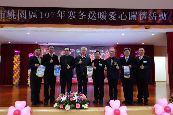 市府秘書長李憲明頒發錦旗，表揚地方慈善團體熱心參與愛心關懷活動。