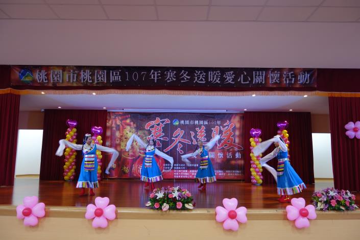「107年寒冬送暖愛心關懷活動」現場演出優雅復古的民族舞蹈。
