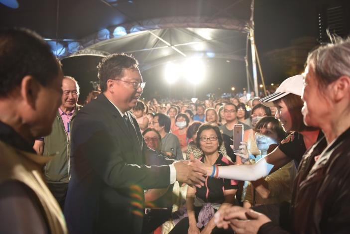 市長鄭文燦與現場民眾握手致意。