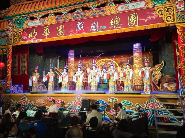 明華園總團演出經典戲劇「賣藝王家」，精彩的表演讓台下觀眾看得目不轉睛。