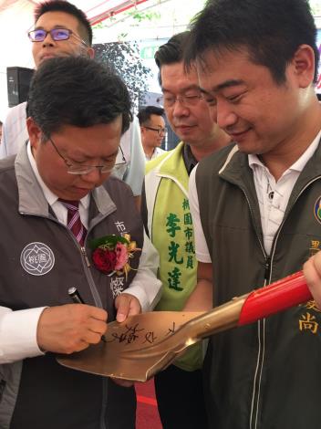 市長鄭文燦為當地里辦公處簽名留念。