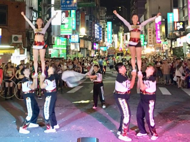 學生團體於街頭，進行活力四射的啦啦隊演出。