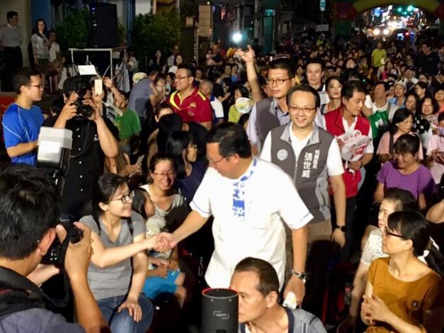 市長鄭文燦親臨現場，受民眾熱烈歡迎。