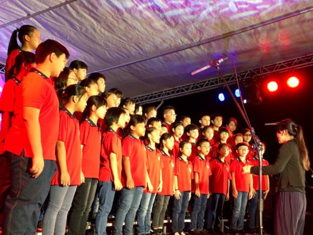 龍安國小合唱團為現場觀眾表演動人的歌曲。