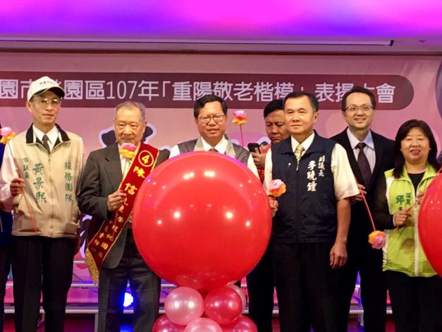 本屆長青楷模由陳信先生上台代表領獎。