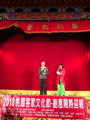 李憲明秘書長到場與市民一起觀賞表演。