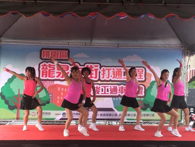 社區媽媽舞蹈團帶來精彩活力的演出。