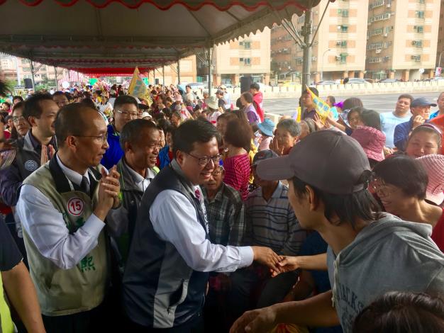 市長鄭文燦親切與現場民眾寒暄握手。