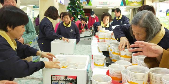 佛光山桃園講堂分送清香可口的臘八粥予所內同仁、志工及民眾。