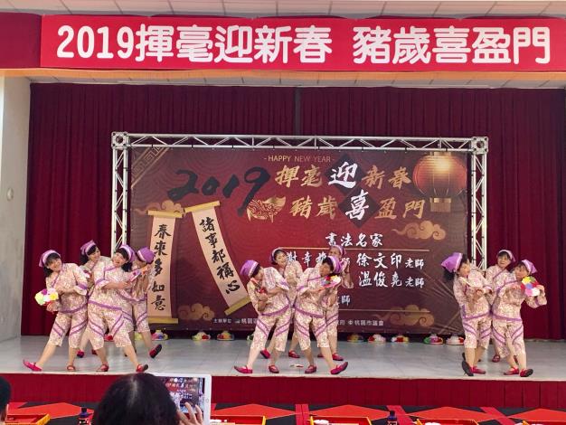 「2019揮毫迎新春 豬歲喜盈門」表演團體提供精彩民俗舞蹈炒熱現場氣氛。