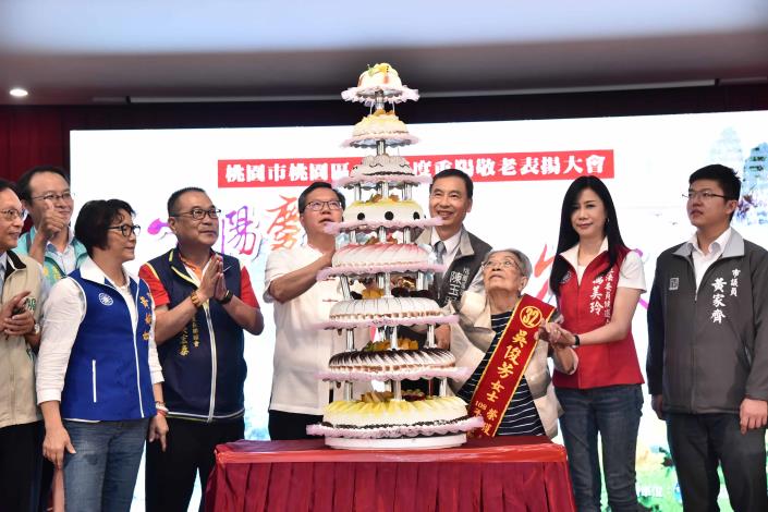 市長與會稽里95歲的吳俊芳女士切蛋糕為今日慶祝活動揭開序幕